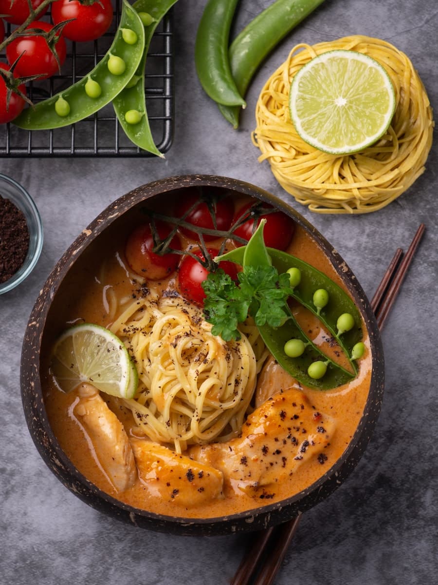 훈제 육수 국수 — 구운 방울토마토와