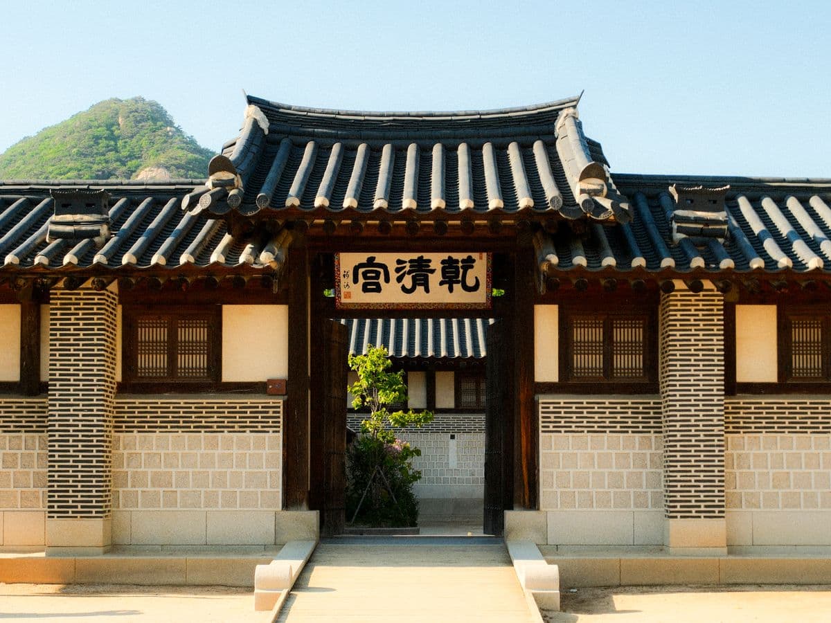 밤의 온재 · 한적한 마을 골목 끝의 따뜻한 집